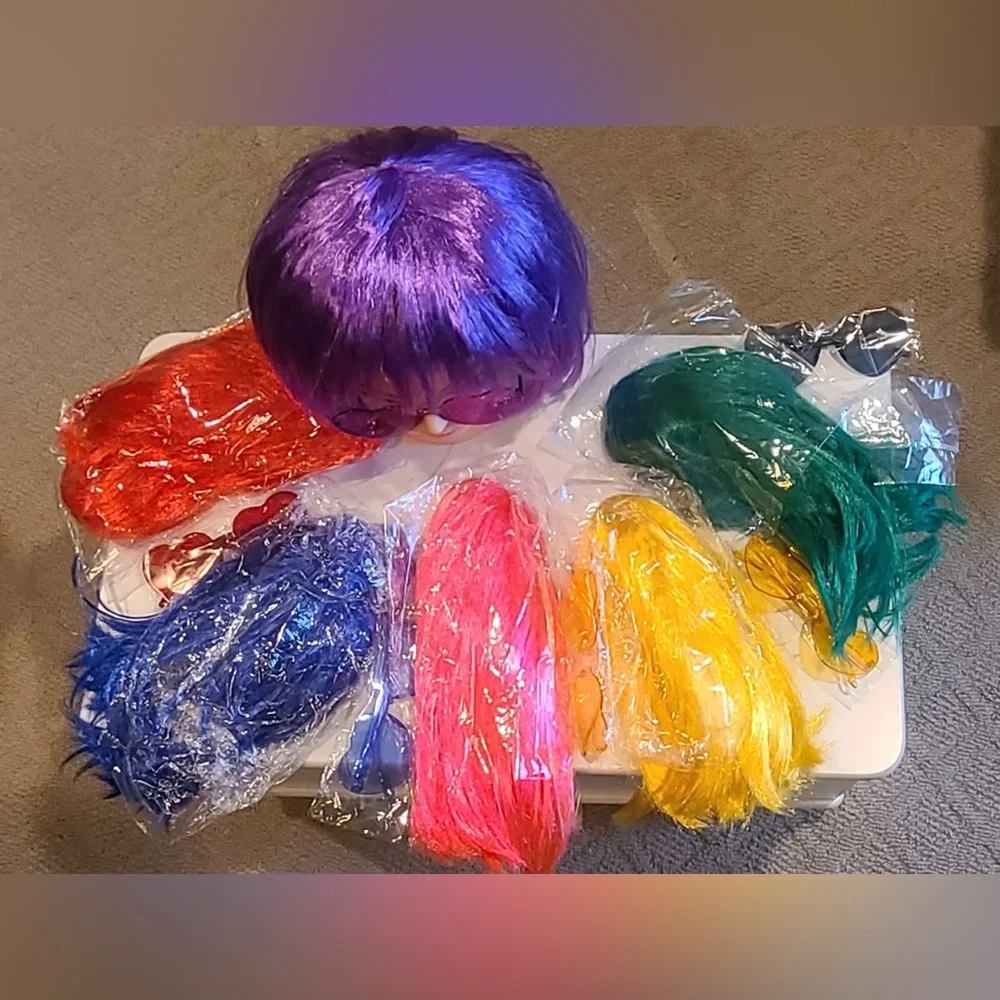 Party wigs set of 6 with 6 heart sunglasses